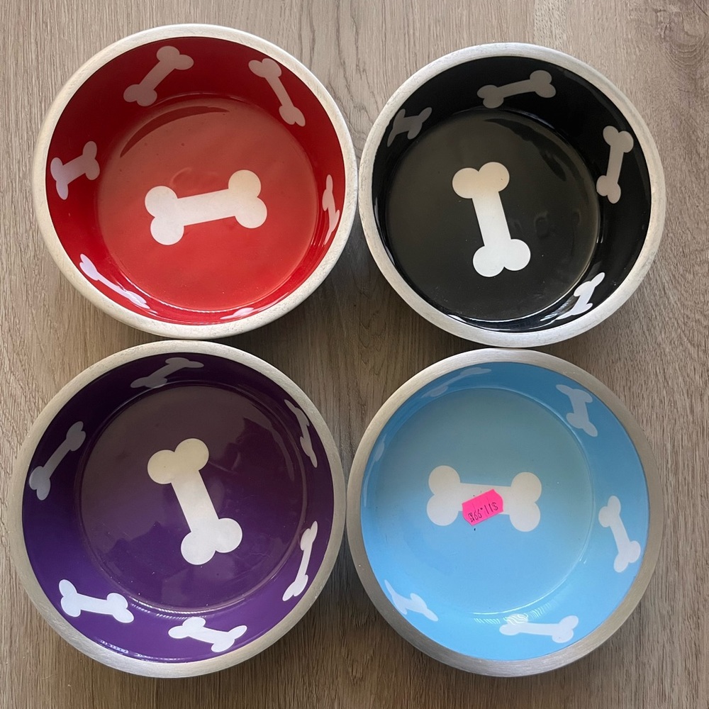 4 brand new small Super Max dog bowels (can ask to be bought separately)